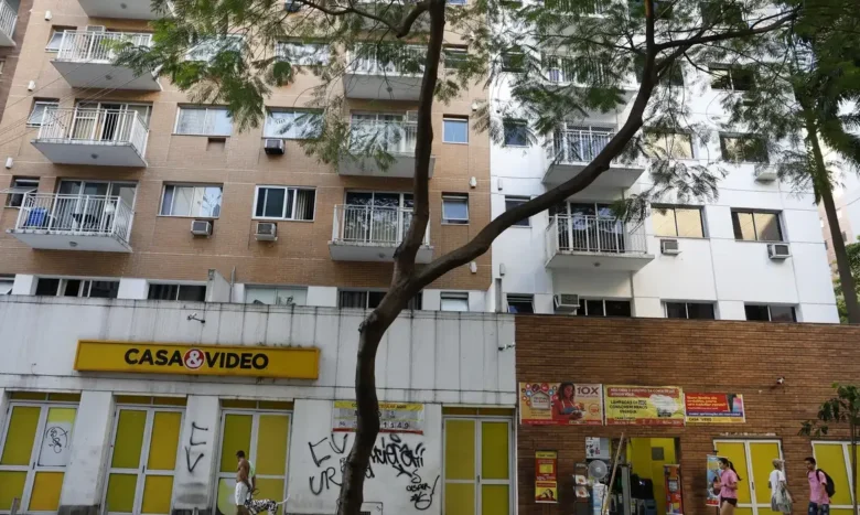 Rio de Janeiro (RJ) 09/09/2024 – Eleições 2024: segurança pública no âmbito municipal. Edifícios com fachada ativa, de uso misto, residenciais com comércio no térreo voltado para a calçada. Foto: Fern