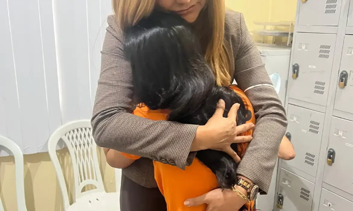 Santo Antônio do Içá (AM), 23/07/2025 - Integrante da comitiva do Ministério Público do AM, abraçando a mulher indígena que afirma ter sido violentada por quatro policiais e um guarda-municipal. Foto: