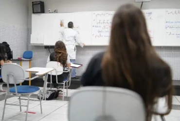 Escolas adotam medidas de segurança contra a covid-19 na volta presencial às aulas.
