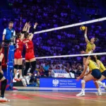Lódz, 26/07/2025 - Jogadora Rosamaria ataca a defesa japonesa durante lance de jogo de vôlei entre Brasil e Japão, válido pela Liga das Nações de vôlei. Foto: Volleyball World/Divulgação