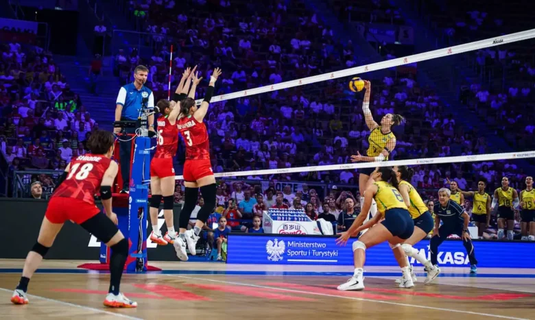 Lódz, 26/07/2025 - Jogadora Rosamaria ataca a defesa japonesa durante lance de jogo de vôlei entre Brasil e Japão, válido pela Liga das Nações de vôlei. Foto: Volleyball World/Divulgação