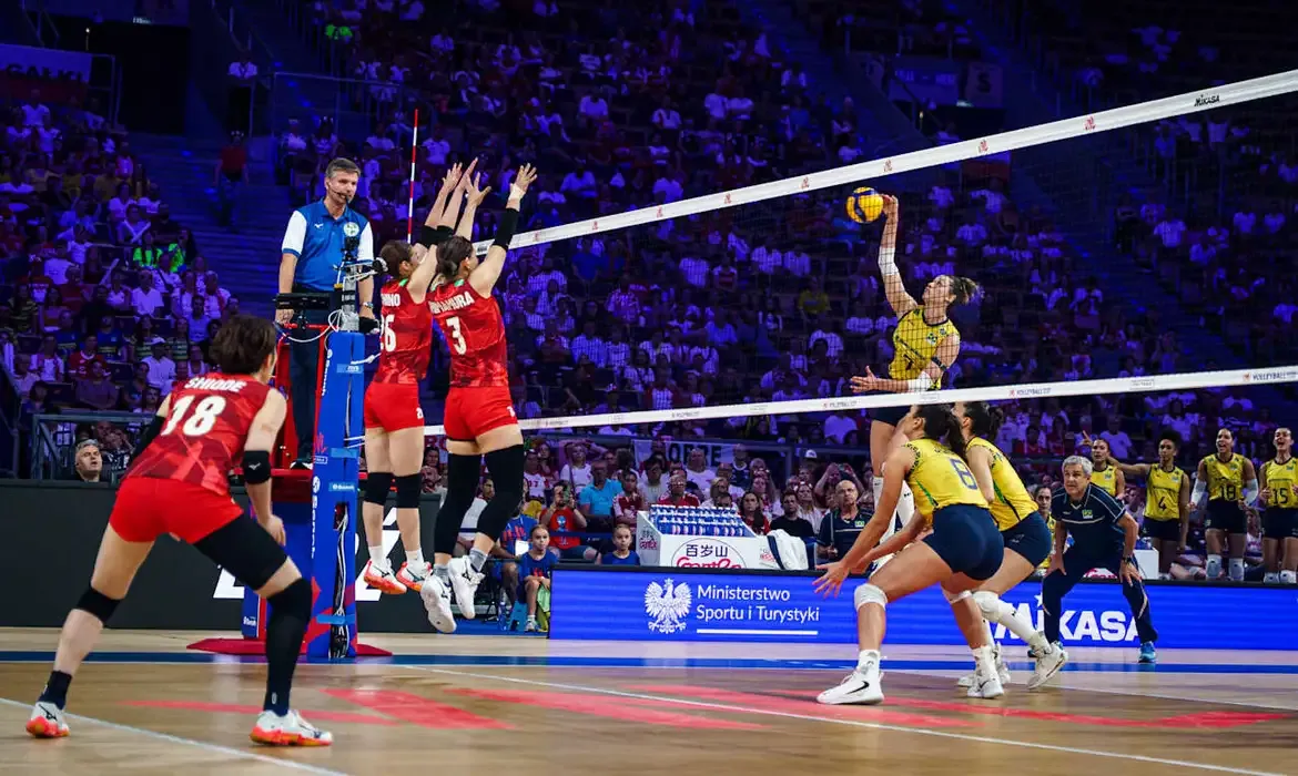 Lódz, 26/07/2025 - Jogadora Rosamaria ataca a defesa japonesa durante lance de jogo de vôlei entre Brasil e Japão, válido pela Liga das Nações de vôlei. Foto: Volleyball World/Divulgação