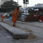 Rio de Janeiro (RJ), 30/07/2025 – Limpeza da Avenida Delfim Moreira, na orla do Leblon, após o avanço do mar em ressaca provocada pela passagem de um ciclone extratropical. Foto: Fernando Frazão/Agênc