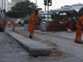 Rio de Janeiro (RJ), 30/07/2025 – Limpeza da Avenida Delfim Moreira, na orla do Leblon, após o avanço do mar em ressaca provocada pela passagem de um ciclone extratropical. Foto: Fernando Frazão/Agênc
