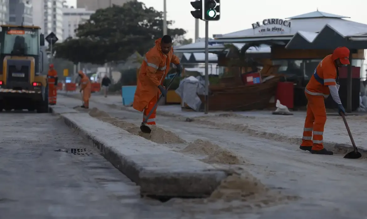 Rio de Janeiro (RJ), 30/07/2025 – Limpeza da Avenida Delfim Moreira, na orla do Leblon, após o avanço do mar em ressaca provocada pela passagem de um ciclone extratropical. Foto: Fernando Frazão/Agênc