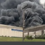 Incêndio de grandes proporções atinge galpões em Barueri