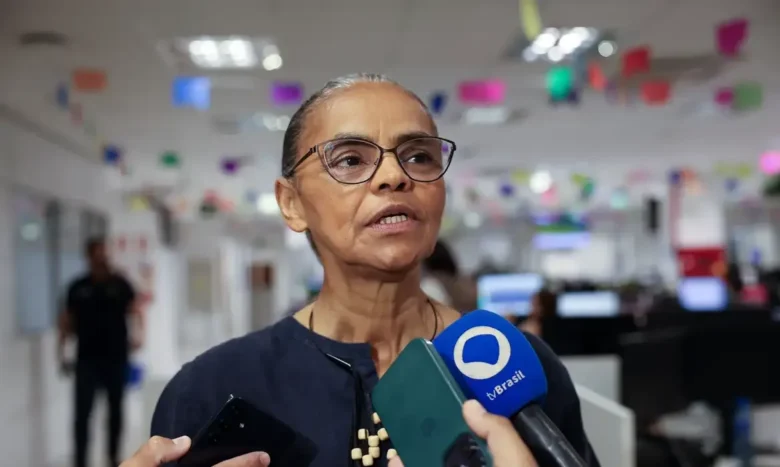 Brasília (DF), 25/07/2025 - Ministra do Meio Ambiente, Marina Silva, fala com jornalistas após participar de podcast na Agência Brasil. Foto: José Cruz/Agência Brasil