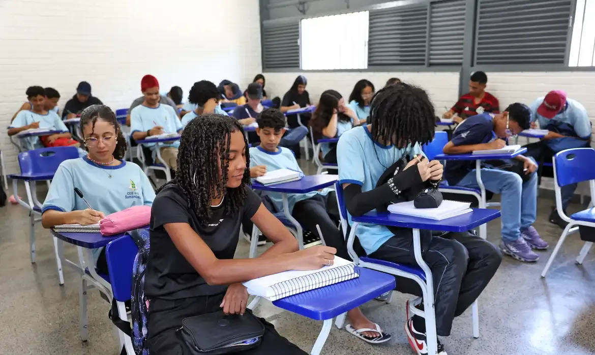 Brasília (DF), 19/02/2025 - Programa Pé-de-Meia. Alunos da escola CED 619 da Samambaia. Foto: Antônio Cruz/Agência Brasil