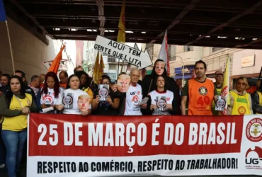 Manifestação na 25 de Março denuncia interferência de Trump