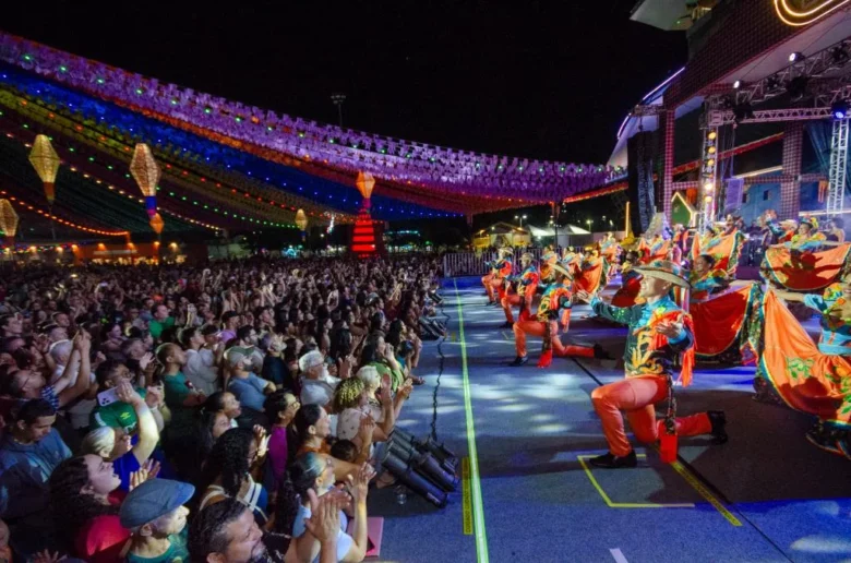 A abertura oficial do evento recebeu mais de 10 mil pessoas e contou com apresentação do premiado grupo Flor Ribeirinha, além da dupla sertaneja Cleber e Cauan.