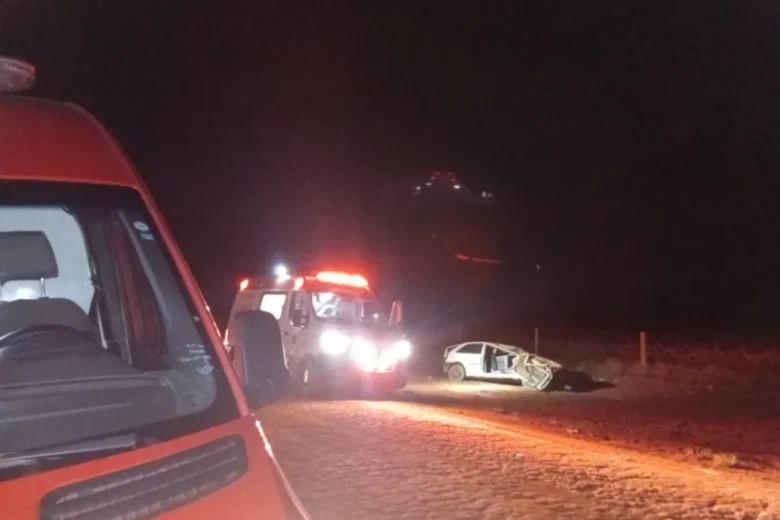 Bombeiros socorrem vítima após capotamento 79 Bombeiros socorrem vítima após capotamento