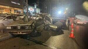 Apesar da gravidade da colisão, motoristas e passageiros saíram ilesos; Polícia investiga direção perigosa, falsidade ideológica e participação em racha