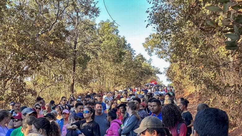 Caminhada penitencial reune centenas de fieis em trajeto de 13 km ate o distrito de Voadeira em Barra do Garcas