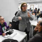 Central assegura acessibilidade com intérpretes durante mutirão