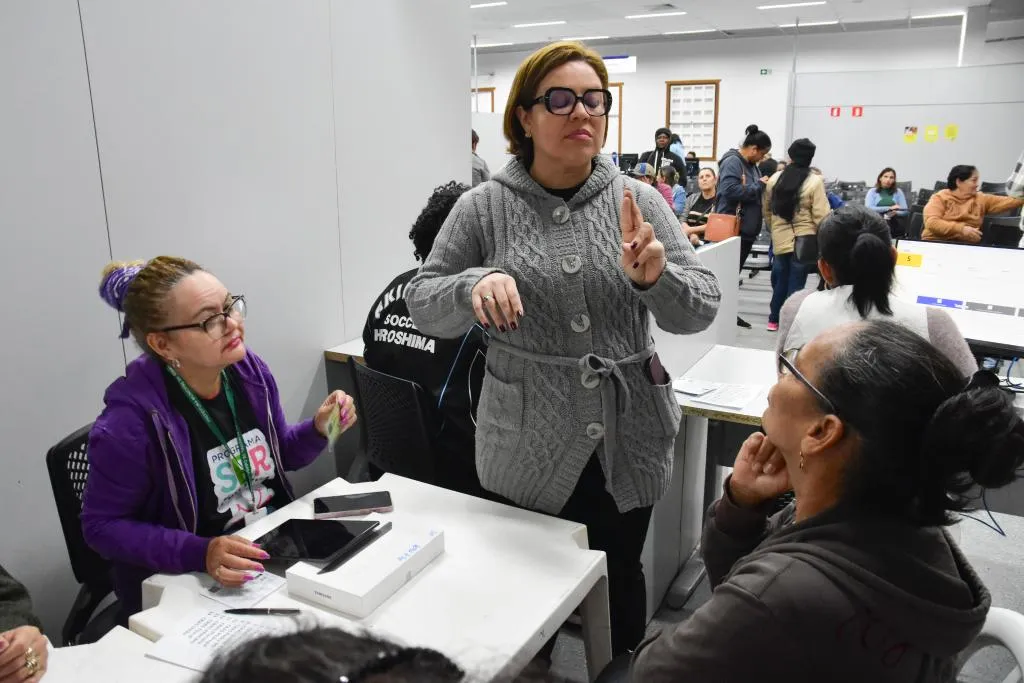 Central assegura acessibilidade com intérpretes durante mutirão