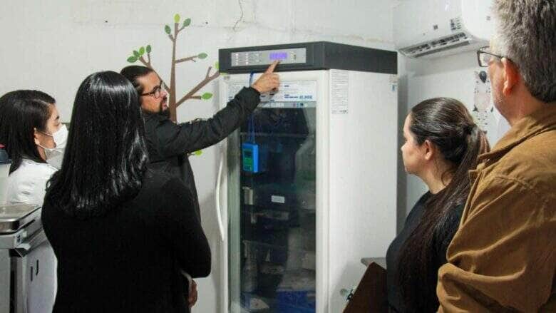 Conservadoras de vacinas de Varzea Grande passam por manutencao apos meses de abandono