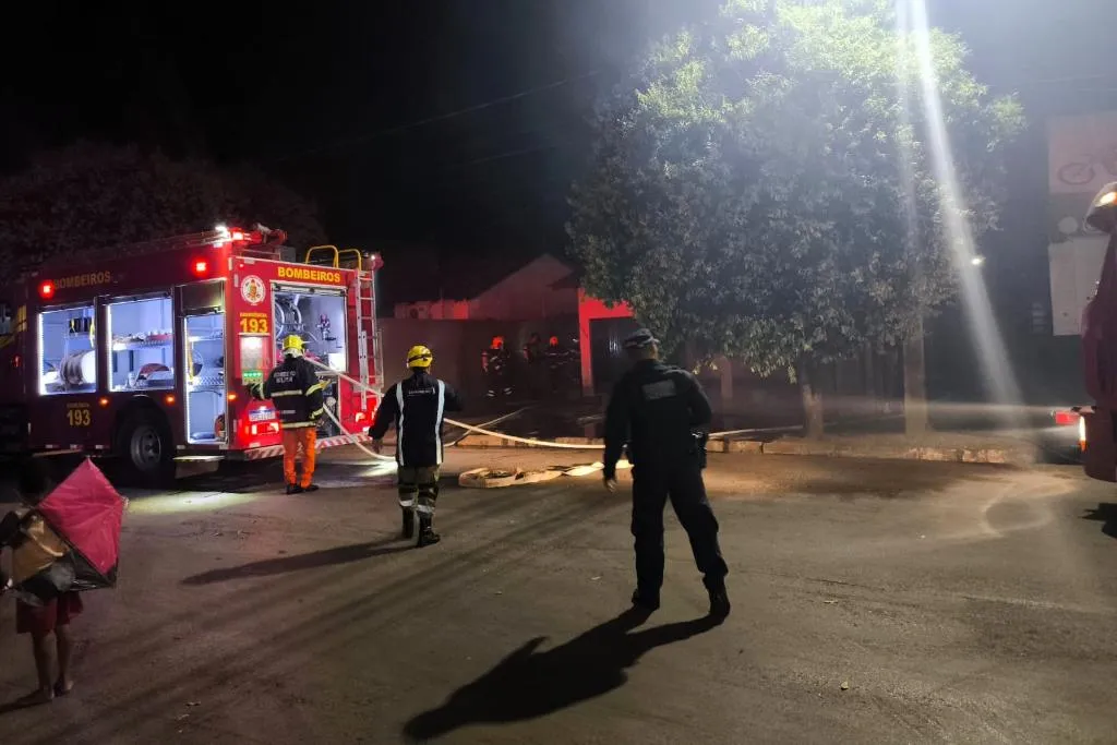 Bombeiros controlam incêndio em residência e evitam tragédia no bairro Veneza