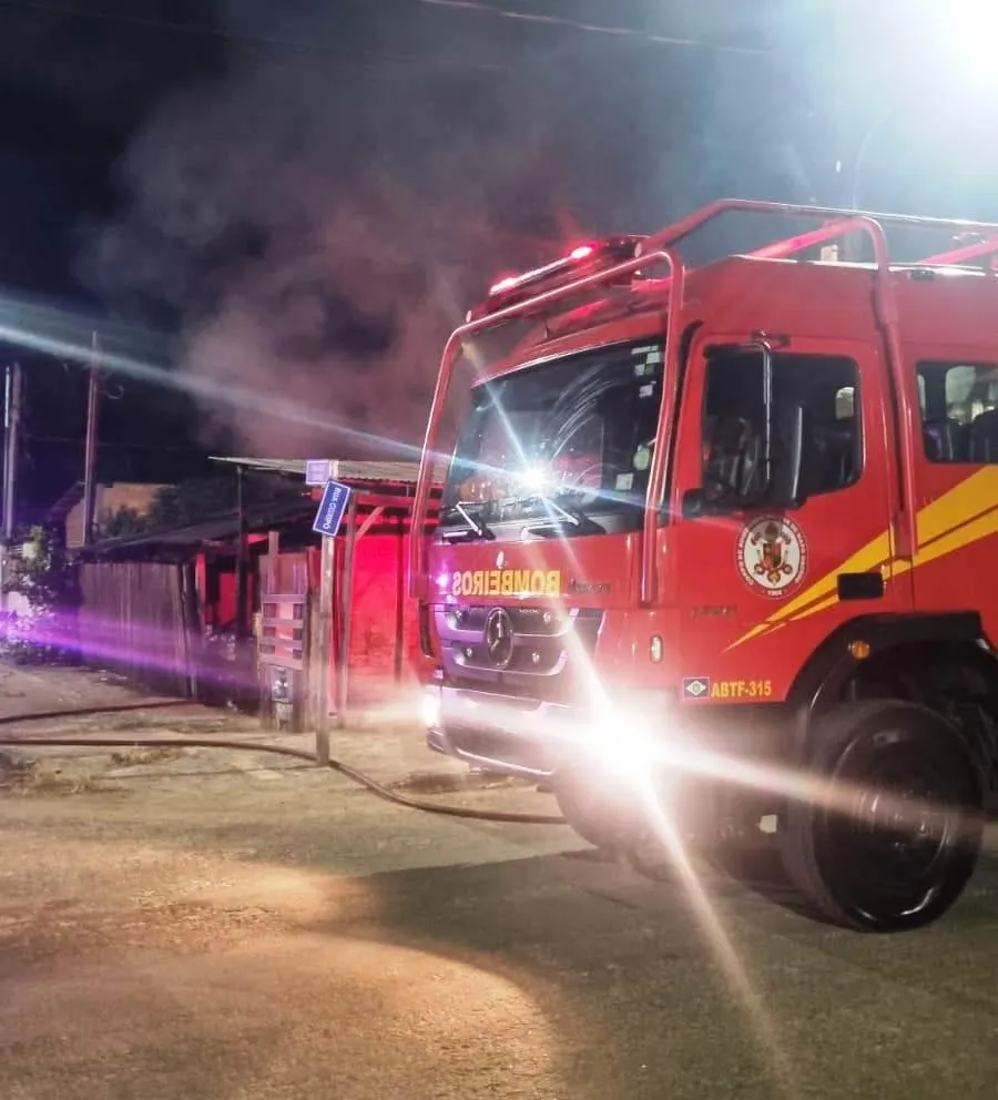 Bombeiros contêm incêndio suspeito em residência e evitam maiores danos