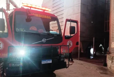 Incêndio consome silo de cereais e mobiliza bombeiros em operação de mais de uma hora