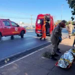 Bombeiros socorrem vítimas após colisão de carro com poste em Cuiabá