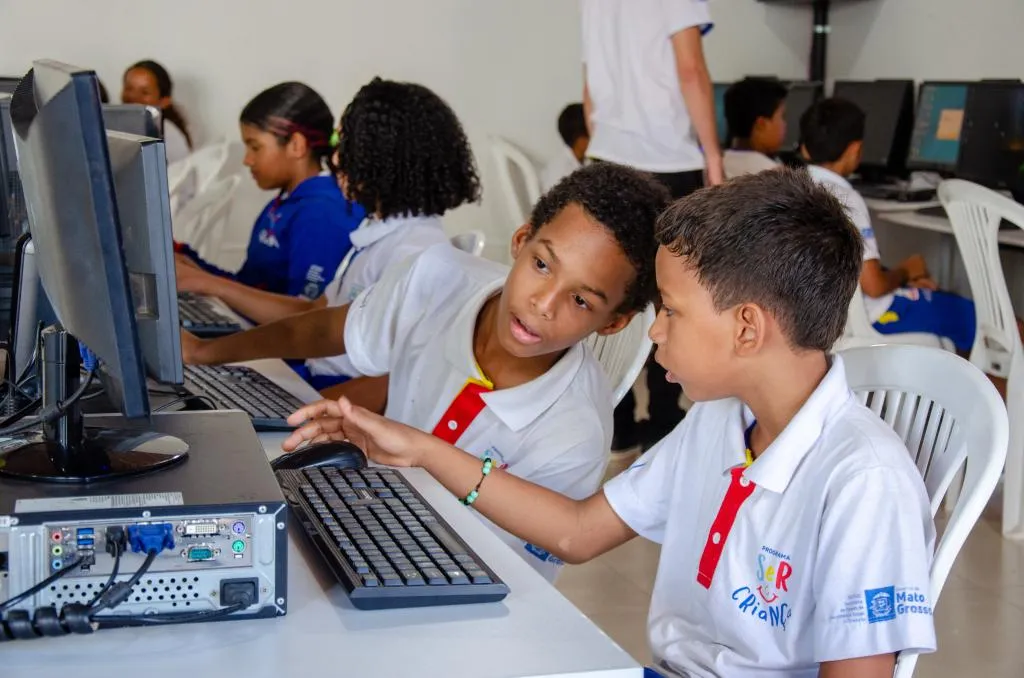 Inclusão transforma aulas de informática em Poconé