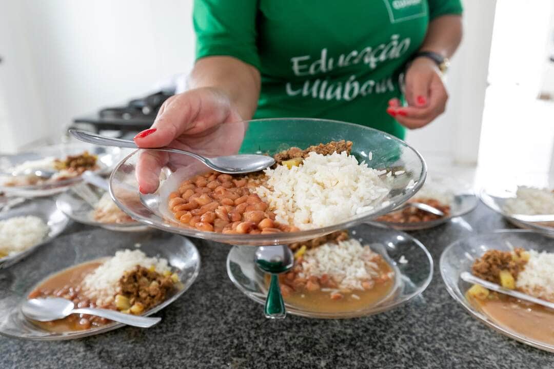 Cuiaba sanciona lei que autoriza merenda para professores e profissionais da educacao scaled