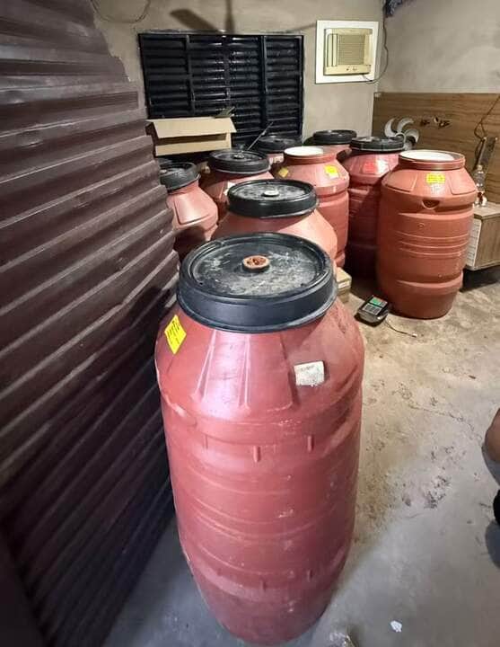 Facção é alvo de operação em Rondonópolis e trio é preso com quase uma tonelada de maconha 83 Drogas estavam escondidas em barris em uma chácara usada como depósito e “tribunal do crime”; uma mulher está foragida