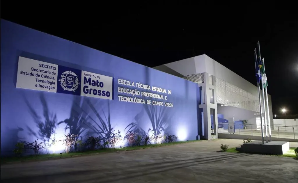 Alunos estudam na ETEC de Campo Verde