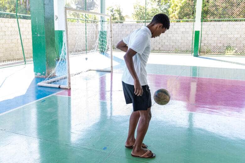 Escolas de Cuiaba recebem alunos nos finais de semana para pratica de esportes