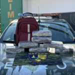 Estudante é flagrado com droga em ônibus escolar durante operação do Gefron