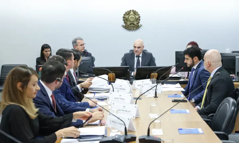 Tentativa de conciliação convocada pelo ministro terminou sem avanços; governo quer decisão rápida sobre trecho que trata do "risco sacado", principal ponto de conflito