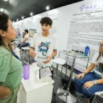 Alunos apresentam projetos durante a MECTI de 2024, em Cuiabá