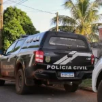 Motorista atropela motociclista duas vezes e invade açougue em Pontes e Lacerda