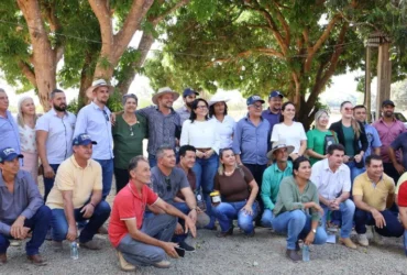 Secretária da Seaf, Andreia Fujioka e representantes dos municípios vizinhos de Carlinda