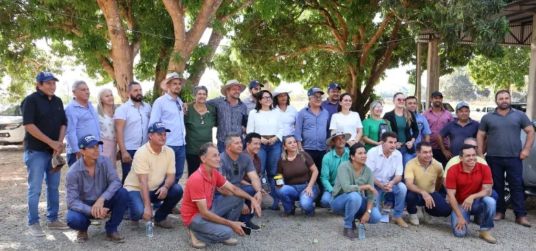 Secretária da Seaf, Andreia Fujioka e representantes dos municípios vizinhos de Carlinda