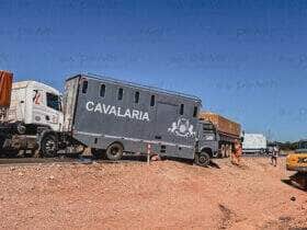 Caminhão da Polícia Militar foi prensado entre carretas após frenagem brusca; soldado ficou preso nas ferragens e foi socorrido por populares