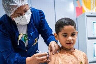 Mato Grosso avanca na vacinacao de criancas e adolescentes com mais de 18 mil doses aplicadas nas escolas