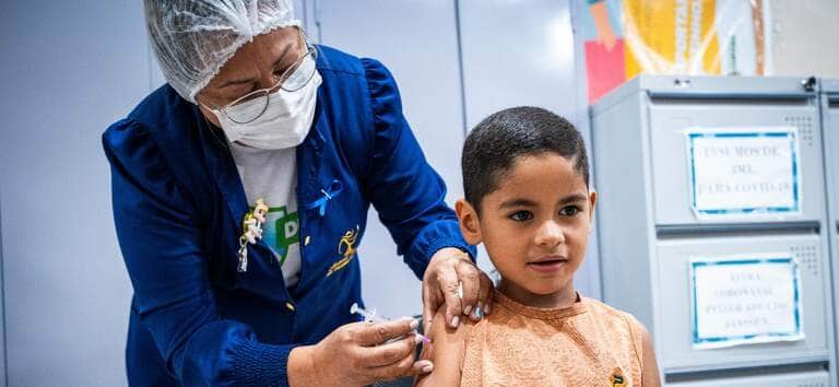 Mato Grosso avanca na vacinacao de criancas e adolescentes com mais de 18 mil doses aplicadas nas escolas