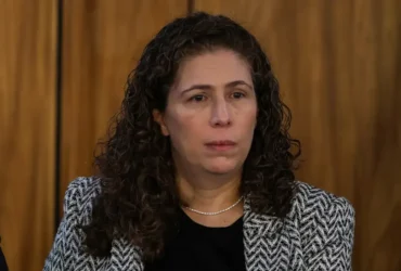 Ministra defende cortes com responsabilidade para proteger população