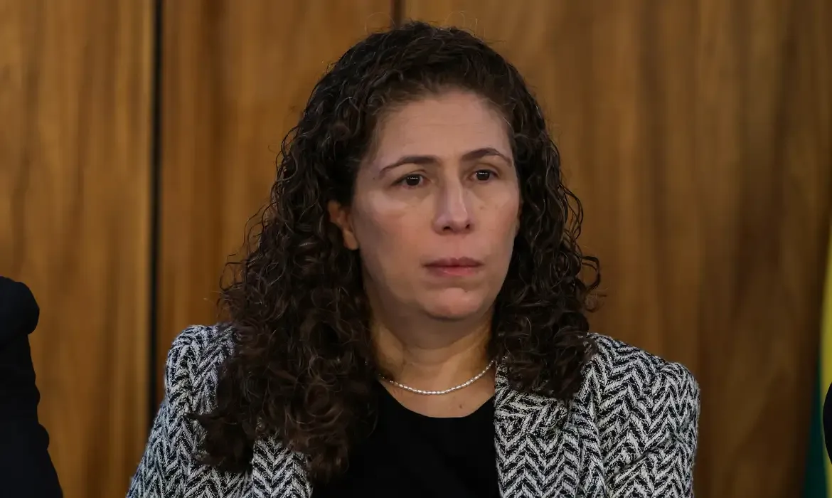 Ministra defende cortes com responsabilidade para proteger população