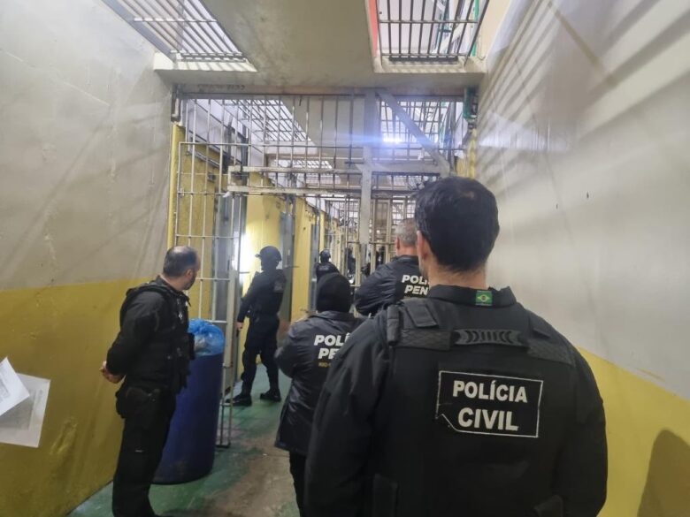 Mandados foram cumpridos em cinco cidades gaúchas; grupo atuava nacionalmente usando redes sociais para aplicar golpes com material íntimo falso