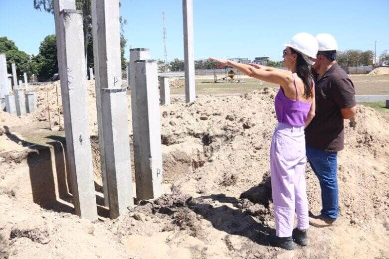 Obra da nova Prefeitura de Sinop avanca e chega a 8 de execucao secretaria e engenheiro fiscalizam