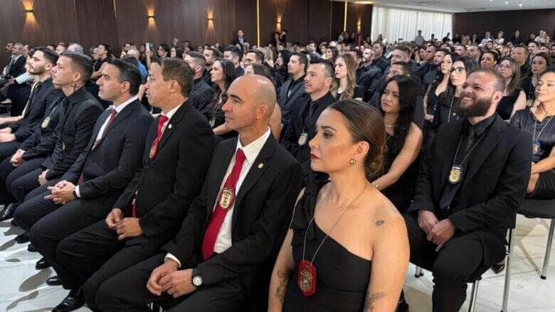 Após seis meses de formação na Acadepol, novos delegados, escrivães e investigadores irão fortalecer a atuação da Polícia Civil, especialmente no interior do Estado, com foco no enfrentamento às facções criminosas