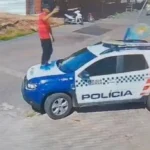Homem com histórico criminal é preso após apologia em viatura da PM