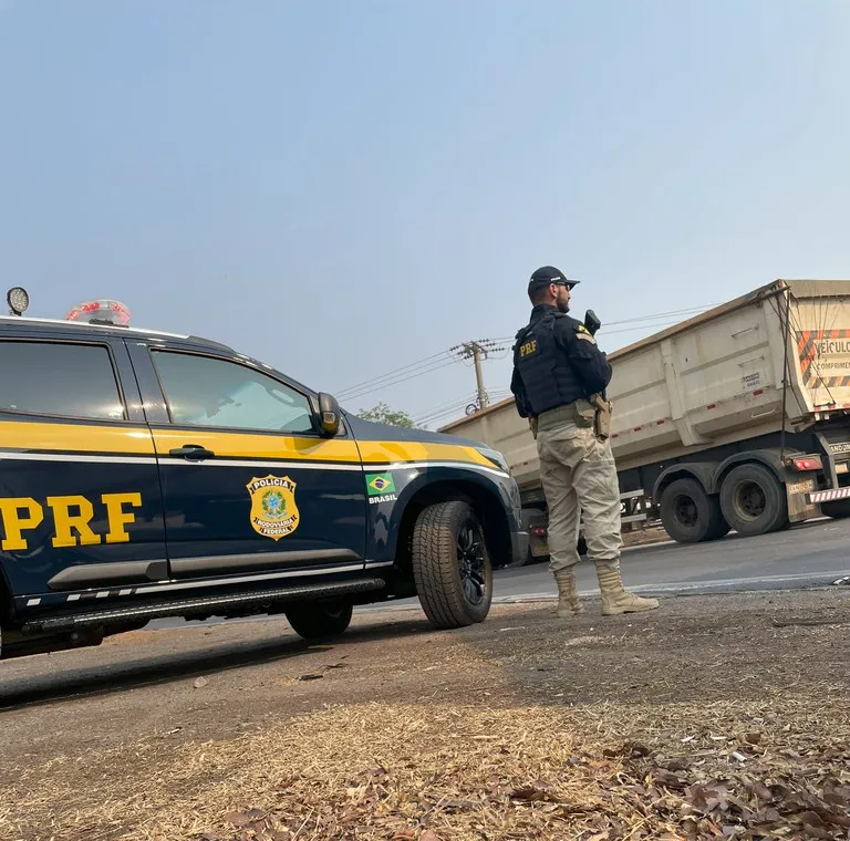 PRF intercepta carga furtada de adubo em MT e prende motorista