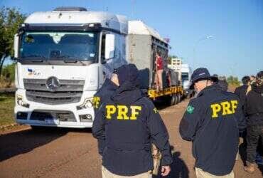 PRF escolta elefanta Kenya em travessia do Parana ao Mato Grosso rumo a santuario especializado