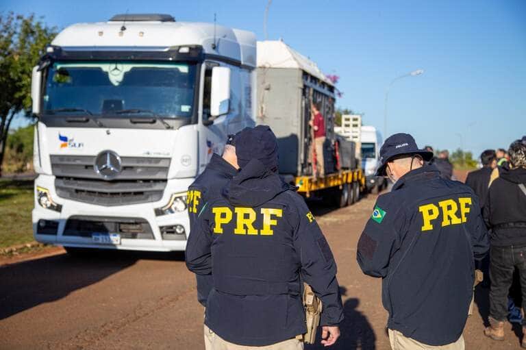 PRF escolta elefanta Kenya em travessia do Parana ao Mato Grosso rumo a santuario especializado