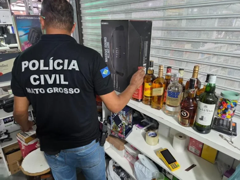 Polícia apreende bebidas falsificadas em operação no Shopping Popular de Cuiabá