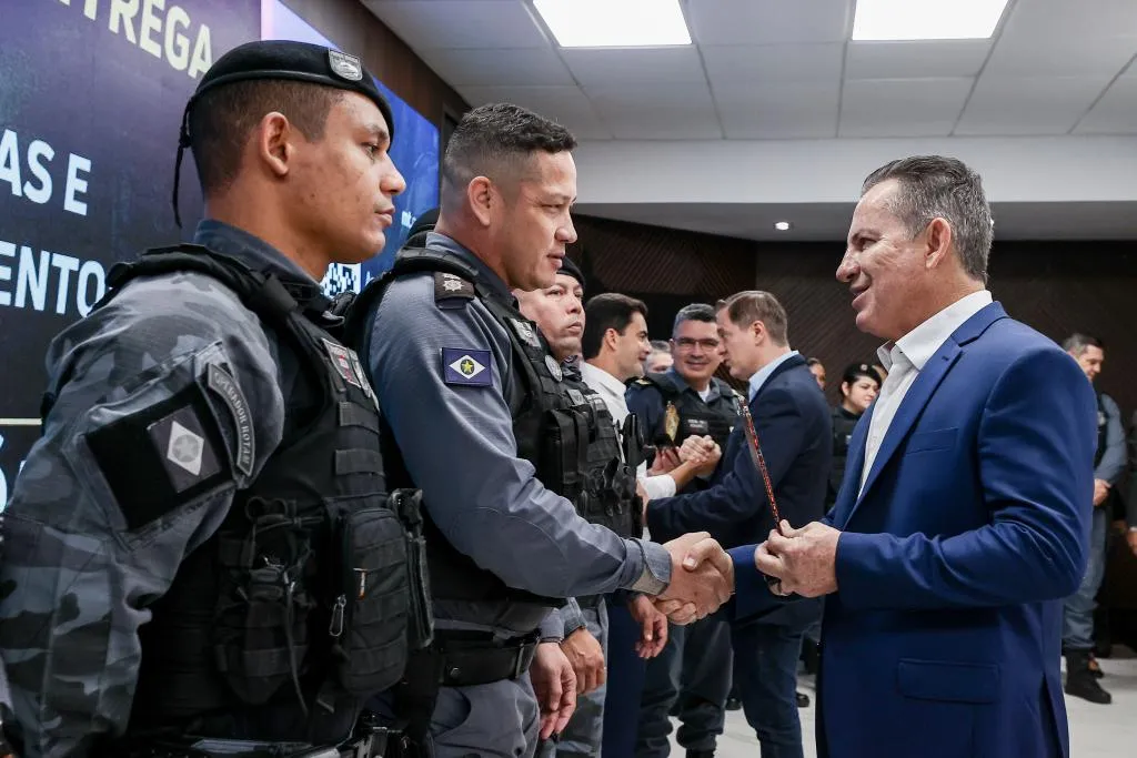 Comandante do 8º CR, TC Hender Ulisses, recebe homenagem do governador Mauro Mendes pela ocorrência destaque