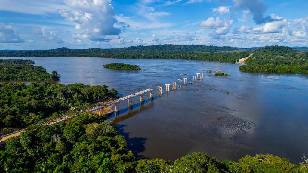Ponte supera dimensões urbanas com obra monumental em Juruena